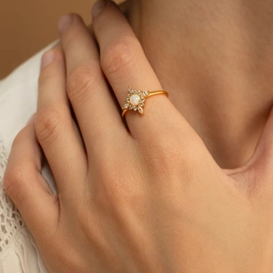 Elegant gold s925 silver ring featuring a white opal stone in a radiant starburst pattern