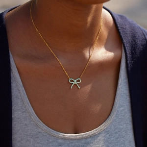 Collier en argent S925 avec pendentif nœud en zircon bleu clair porté par un mannequin