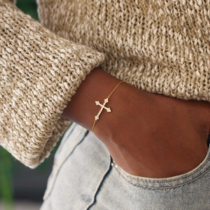 Bracelet croix élégant en argent S925 doré avec oxydes de zirconium étincelants au poignet