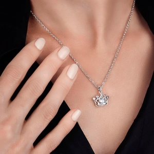 Collier avec pendentif couronne en argent et zircone porté par un mannequin chic