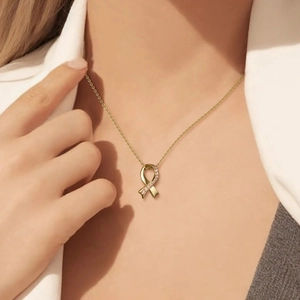 Collier chic en argent s925 doré avec pendentif ruban et cristaux roses fins
