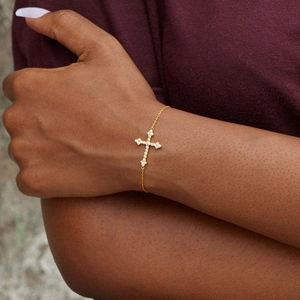 Élégant bracelet croix en argent sterling s925 doré avec des pierres de zircone brillantes