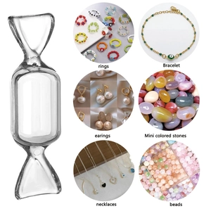 Boîte à bijoux transparente en forme de bonbon pour bagues et colliers sur fond blanc