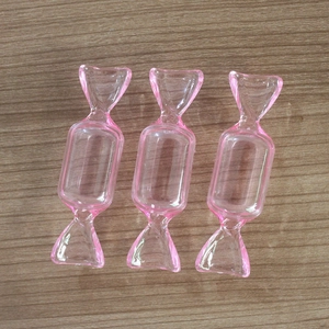 Trois petites boîtes de rangement en forme de bonbon rose transparent pour bagues
