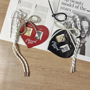 Porte-clés cadre photo cœur DIY avec nœud et lanière tressée en rouge et noir