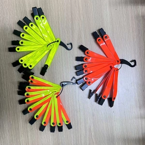 Vue détaillée des marqueurs de sentier réfléchissants en PVC avec clips de fixation sûrs