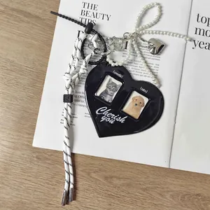 Détail d'un porte-photo en forme de cœur avec perles et cordon tressé sur magazine