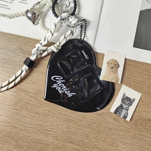 Détail du porte-photo en cœur avec lanière tressée et accessoire porte-clés perle