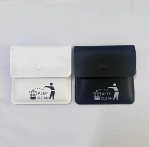 Detalle de la bolsa cenicero de bolsillo portátil con botón a presión y logo Keep Clean