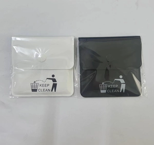 Detalle de la bolsa de cenicero de bolsillo portátil en blanco y negro con logo