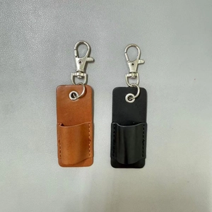 Detailweergave van de bruine en zwarte lederen pennenhouder clips met zilveren gespen