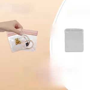 Détail du sac à bijoux en EVA épais avec double fermeture éclair et bande rose