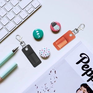 Detailopname van zwart en bruin lederen pennenzakjes met metalen clips op een bureau