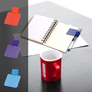 Detalle de portabolígrafos adhesivos de cuero PU con lazo elástico en un cuaderno