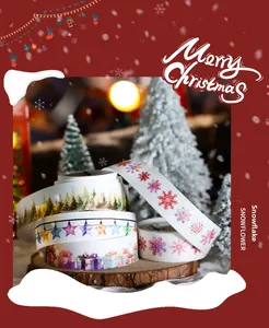 Dettaglio del set washi tape natalizio con motivi a fiori di neve e bosco su legno