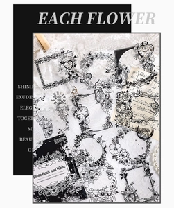 Macro-opname van vintage bloemen- en klokstickers op elegante kant achtergrond