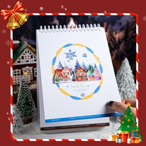 Detailoverzicht van kerstkalender 2024 met reliëf illustratie van een besneeuwd huis