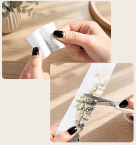 Dettaglio del nastro washi natalizio tagliato con forbici per decorazioni fai-da-te