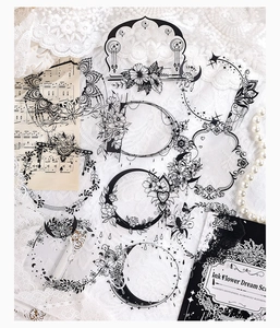 Detailweergave van Ink Flower Dream vintage bloemenstickers op kant en bladmuziek papier