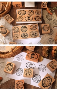 Detailansicht von Vintage-Holzstempeln mit Schmetterlingsmotiven und Abdruckergebnissen