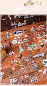 Makroansicht handgezeichneter Reisesticker mit weltberühmten Wahrzeichen auf Koffer