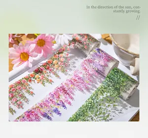 Details van bloemen washi tape met roos- en klimoppatronen bij zacht natuurlijk licht