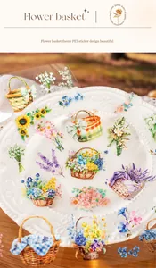 Nahaufnahme dekorativer PET-Sticker mit Blumenkörben auf geprägtem weißem Porzellan