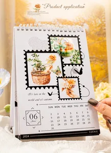 Nahaufnahme dekorativer floraler Rankenaufkleber auf einem Planer mit Spiralbindung