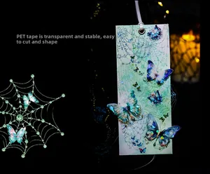 Détail du ruban PET adhésif avec motifs de papillon bleu-vert et effet holographique