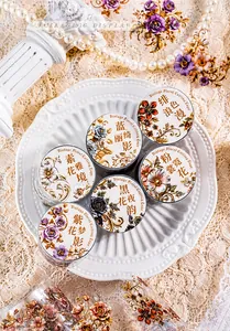 Dettaglio di nastri adesivi PET con fiori vintage su un piatto decorativo in ceramica