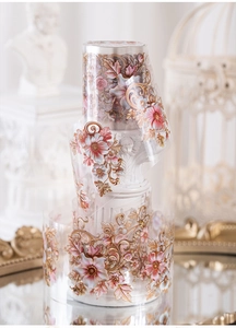 Dettaglio del nastro PET floreale barocco vintage con fiori rosa e fregi dorati