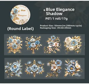 Dettaglio ravvicinato del nastro PET vintage con motivi floreali blu e oro a rilievo