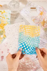 Primo piano di carta decorativa con trame geometriche e intagli per il fai da te