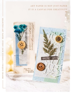 Dettaglio di carta artistica per scrapbooking con fiori secchi e bottoni vintage