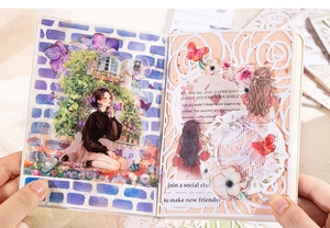 Collage artistico di carta scrapbooking vintage con farfalle e motivi floreali