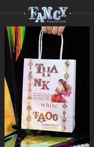 Detail van een witte cadeautas met mode-illustratie en parelmoerglans afwerking