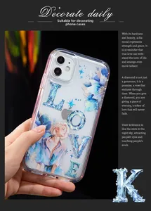 Details der Aufkleber mit LOVE-Buchstaben und Anime-Mädchen auf einer klaren Handyhülle