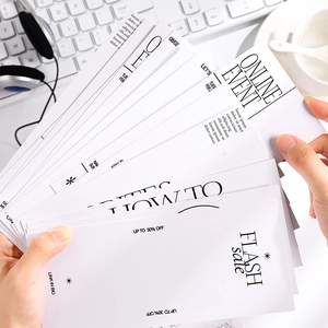 Cartes de collage minimalistes DIY pour le journalisme dans un décor de bureau épuré
