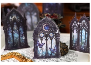 Vista detallada de pegatinas de arquitectura gótica con mariposas sobre fondo de libro antiguo
