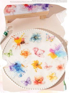 Detalle de pegatinas artísticas PET de acuarela con flores y mariposas en plato cerámico