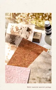 Primer plano de texturas de papel de scrapbooking vintage con flores en relieve y manchas