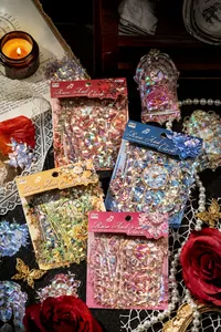 Makroaufnahme von Rose und Uhr PET-Stickern mit schillerndem Muschelglanz für Journaling