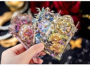 Makroaufnahme irisierender Uhren-Aufkleber mit Rosenmotiven für Journaling und DIY