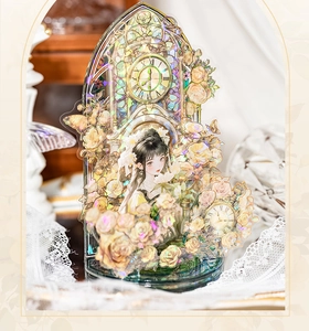 Makroaufnahme von Acrylständer mit holografischem Rosen- und Vintage-Uhrenmuster