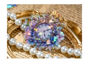 Makroaufnahme von holografischen Uhr- und Blumen-Aufklebern mit Retro-Deko-Elementen