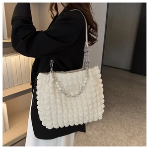 Détail du sac cabas blanc à texture gaufrée avec bandoulière élégante en perles