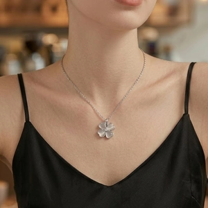 Collier trèfle à quatre feuilles en argent avec nacre grise et zircon pour femme élégant