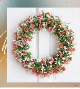 Dettaglio di ghirlanda primaverile con rose rosa ed eucalipto su porta in legno bianco