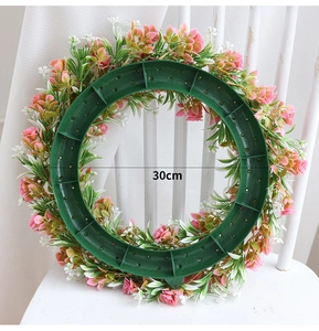 Dettaglio del retro della ghirlanda di fiori da 30cm con robusta base in plastica