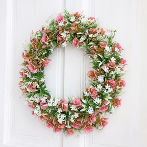 Ghirlanda di fiori di ciliegio con rose rosa ed eucalipto per decorazione domestica